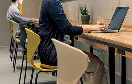 カフェやフードコートはもちろん、オフィスや休憩スペース、社員食堂など多彩な空間で活躍します。利用シーンを選ばない柔軟さと機能性を兼ね備えています。